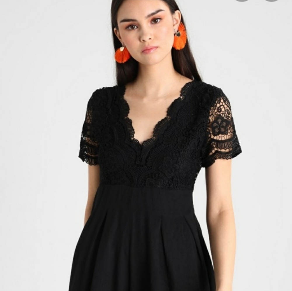 MOLLY BRACKEN Exquisite Black Lace V-Neck Romper - Flattering Waist - Size M